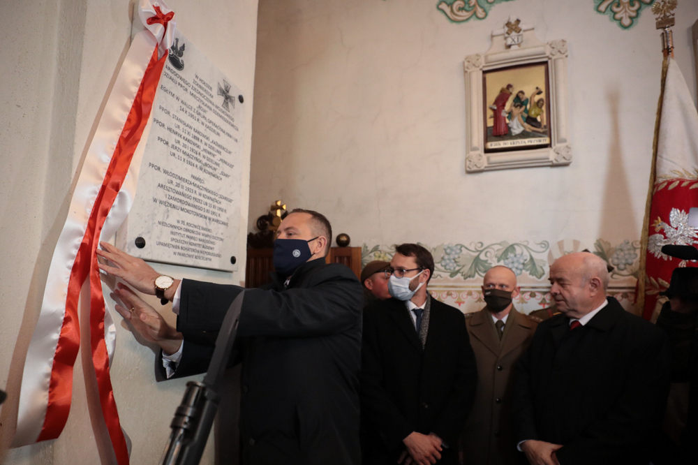 Prezes IPN dr Karol Nawrocki odsłonił tablicę upamiętniającą żołnierzy Narodowego Zjednoczenia Wojskowego z ostatniego patrolu „Roja” – Pawłowo Kościelne, 16 października 2021. Fot. Mikołaj Bujak (IPN)