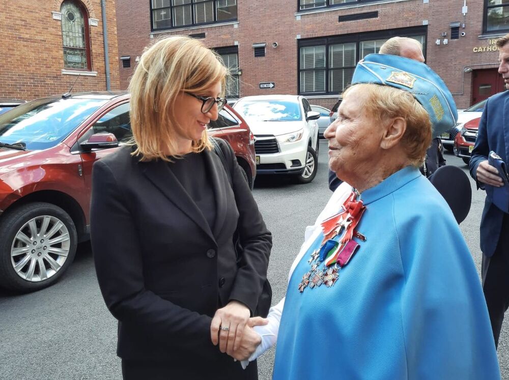 Dyrektor AIPN Marzena Kruk i Helena Knapczyk, członkini Korpusu Pomocniczego Pań przy SWAP. Fot. R. Poboży (AIPN)