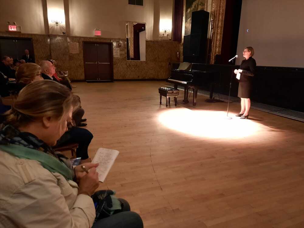 Dyrektor AIPN Marzena Kruk podczas projekcji w Polskim Domu Narodowym. Fot. R. Poboży (AIPN)