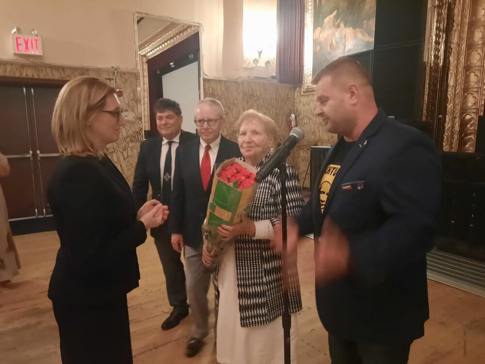 Dyrektor AIPN Marzena Kruk, Timothy L. Kuzma z Polish Falcons of America, Tomasz Antoniak, Helena Knapczyk. Fot. R. Poboży (AIPN)