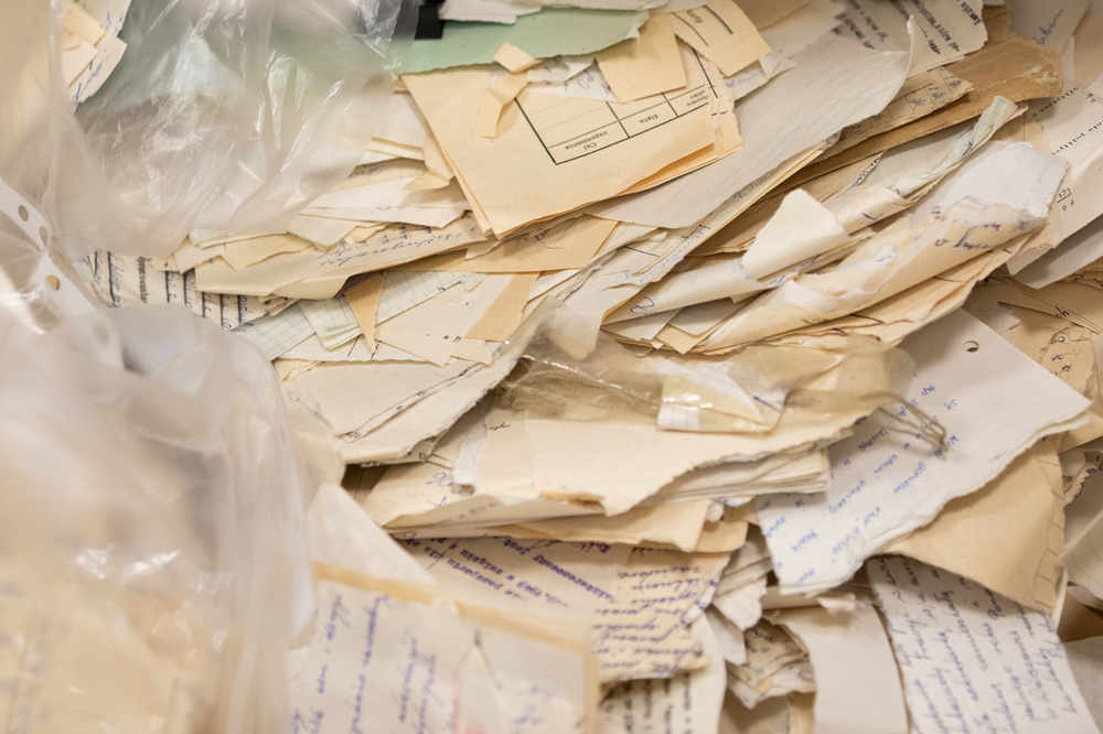 Materiały archiwalne zniszczone przez Służbę Bezpieczeństwa w zasobie Oddziału IPN w Katowicach. Fot. Mikołaj Bujak (IPN)