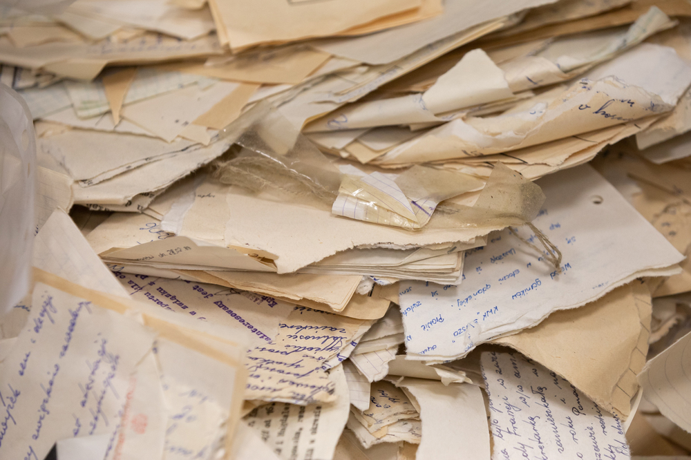 Materiały archiwalne zniszczone przez Służbę Bezpieczeństwa w zasobie Oddziału IPN w Katowicach. Fot. Mikołaj Bujak (IPN)