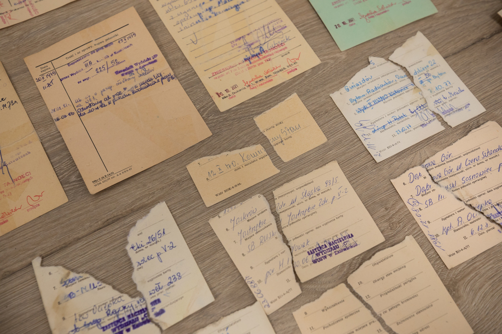 Materiały archiwalne zniszczone przez Służbę Bezpieczeństwa w zasobie Oddziału IPN w Katowicach. Fot. Mikołaj Bujak (IPN)