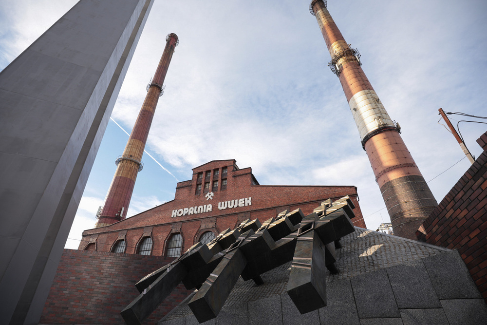 Złożenie kwiatów pod Pomnikiem-Krzyżem Górników KWK „Wujek” – 20 października 2021. Fot. Mikołaj Bujak (IPN)