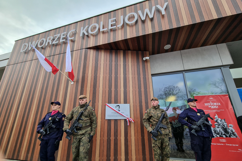 Uroczystość nadania dworcowi kolejowemu w Ciechanowie imienia por. Romana Dziemieszkiewicza – 23 października 2021. Fot. Sławek Kasper (IPN)