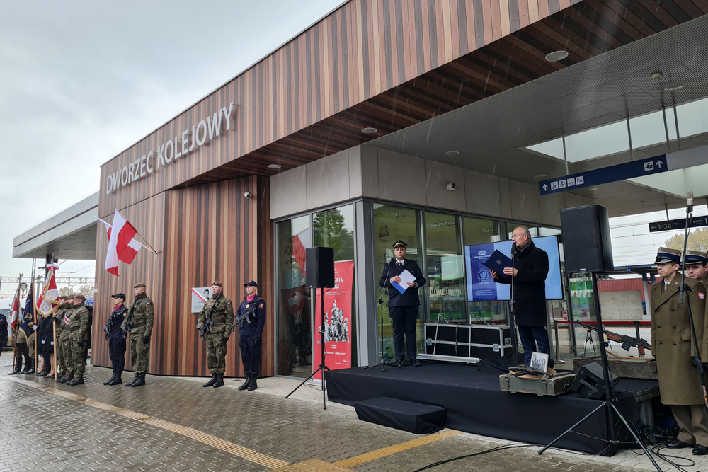 Wiceprezes IPN dr hab. Krzysztof Szwagrzyk odczytał list prezesa IPN dr. Karola Nawrockiego do uczestników uroczystości w Ciechanowie – 23 października 2021. Fot. Sławek Kasper (IPN)