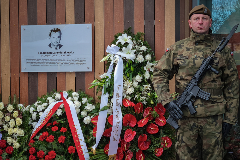 Uroczystość nadania dworcowi kolejowemu w Ciechanowie imienia por. Romana Dziemieszkiewicza – 23 października 2021. Fot. Sławek Kasper (IPN)