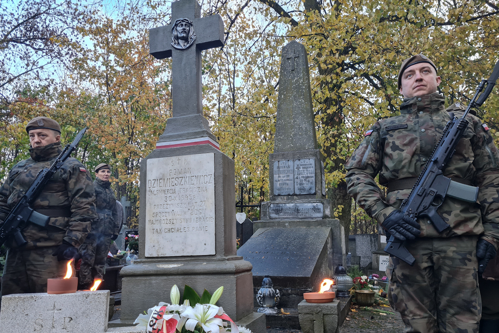 Przy grobie por. Romana Dziemieszkiewicza na cmentarzu parafialnym przy ul. Płońskiej w Ciechanowie – 23 października 2021. Fot. Sławek Kasper (IPN)