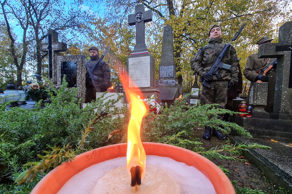 Przy grobie por. Romana Dziemieszkiewicza na cmentarzu parafialnym przy ul. Płońskiej w Ciechanowie – 23 października 2021. Fot. Sławek Kasper (IPN)