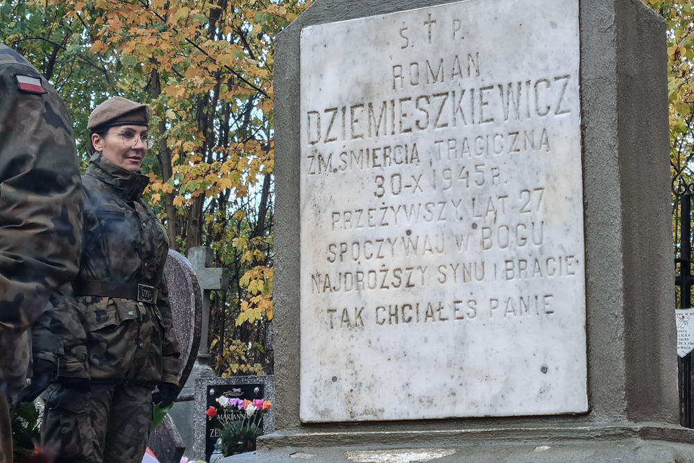 Przy grobie por. Romana Dziemieszkiewicza na cmentarzu parafialnym przy ul. Płońskiej w Ciechanowie – 23 października 2021. Fot. Sławek Kasper (IPN)