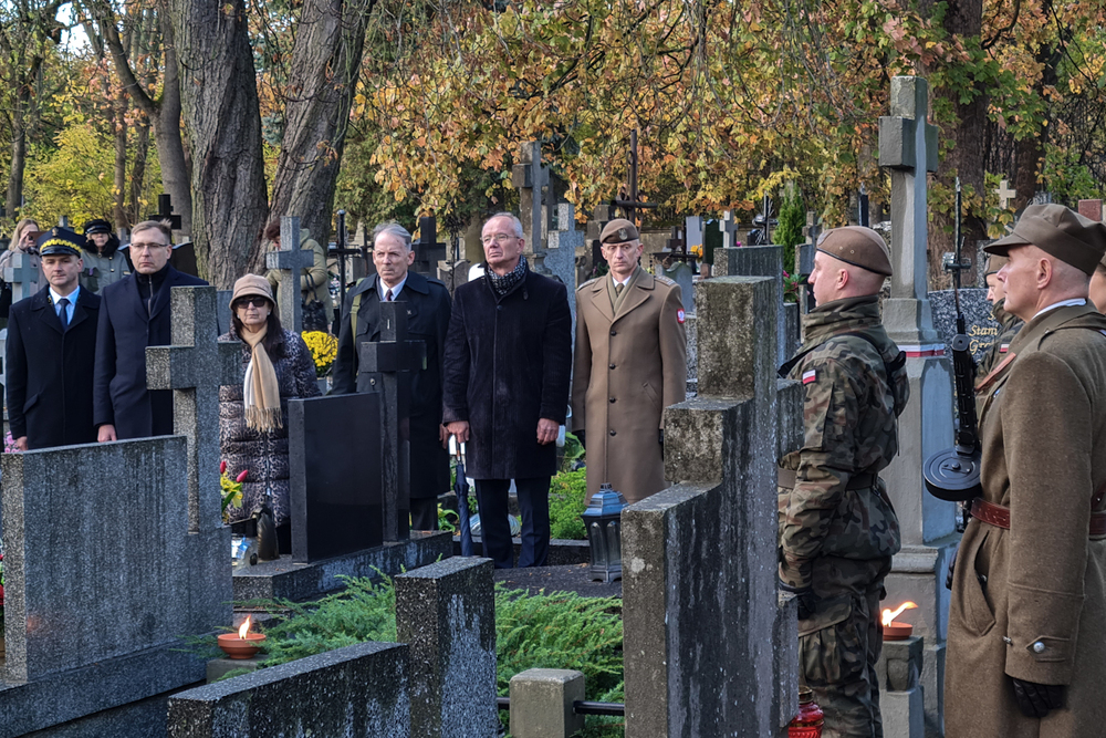 Przy grobie por. Romana Dziemieszkiewicza na cmentarzu parafialnym przy ul. Płońskiej w Ciechanowie – 23 października 2021. Fot. Sławek Kasper (IPN)