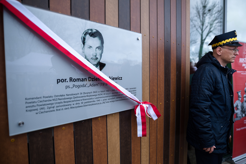 Uroczystość nadania dworcowi kolejowemu w Ciechanowie imienia por. Romana Dziemieszkiewicza – 23 października 2021. Fot. Sławek Kasper (IPN)