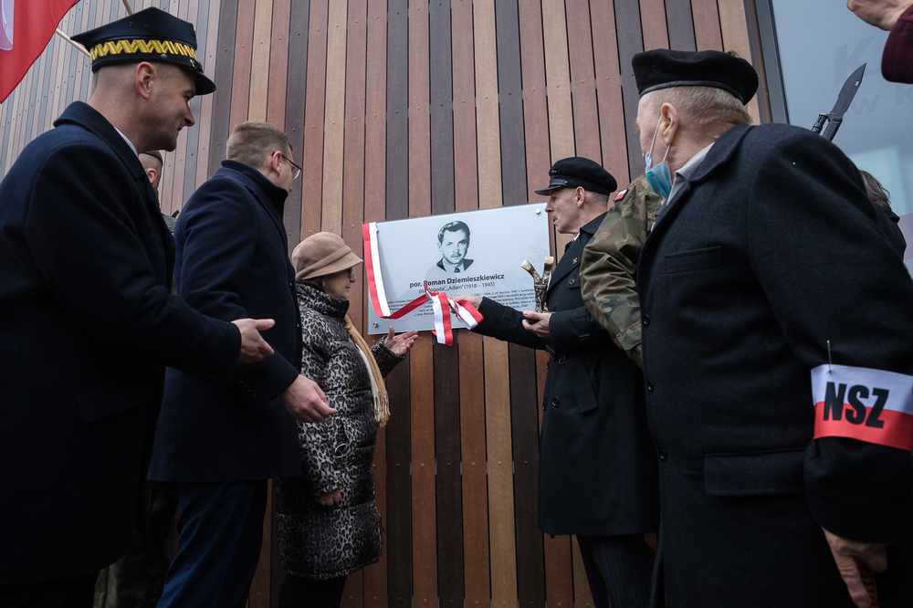 Uroczystość nadania dworcowi kolejowemu w Ciechanowie imienia por. Romana Dziemieszkiewicza – 23 października 2021. Fot. Sławek Kasper (IPN)