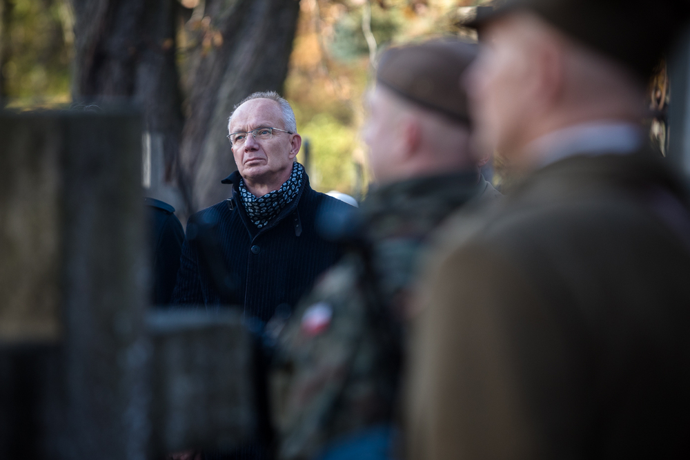 Przy grobie por. Romana Dziemieszkiewicza na cmentarzu parafialnym przy ul. Płońskiej w Ciechanowie – 23 października 2021. Fot. Sławek Kasper (IPN)