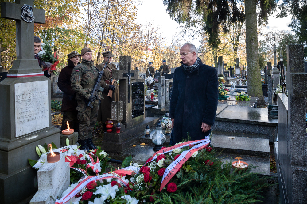 Przy grobie por. Romana Dziemieszkiewicza na cmentarzu parafialnym przy ul. Płońskiej w Ciechanowie – 23 października 2021. Fot. Sławek Kasper (IPN)