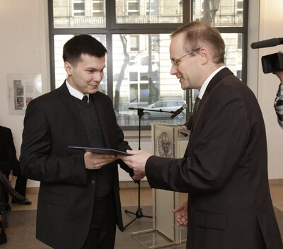 Przemysław Bibik, wyróżniony w kategorii prac magisterskich, odbiera dyplom z rąk Prezesa IPN