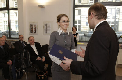 Laureatka II Nagrody w kategorii prac magisterskich Malwina Garyga odbiera dyplom z rąk Prezesa IPN