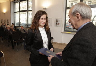 Joanna Maria Sarnecka, wyróżniona w kategorii prac magisterskich, odbiera dyplom z rąk prof. Andrzeja Paczkowskiego