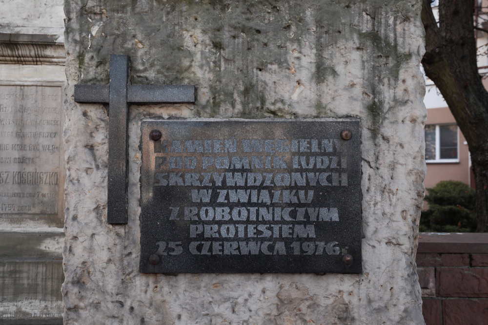 Dr Karol Nawrocki wraz z dyrektorem Mateuszem Koteckim i naczelnik Delegatury IPN Radom Danutą Pawlik złożyli kwiaty pod Pomnikiem Radomskiego Czerwca '76 – 26 października 2021. Fot. Mikołaj Bujak (IPN)