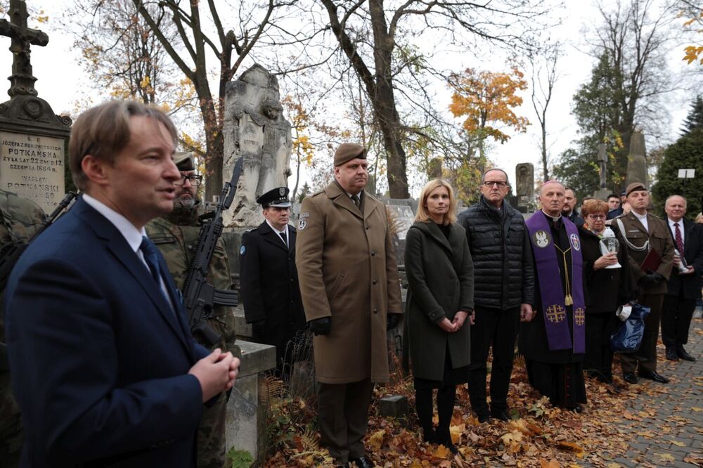 Przy grobach Teresy Grodzińskiej i kpt. Józefa Marjańskiego na cmentarzu przy ul. Limanowskiego w Radomiu – 26 października 2021. Fot. Mikołaj Bujak (IPN)