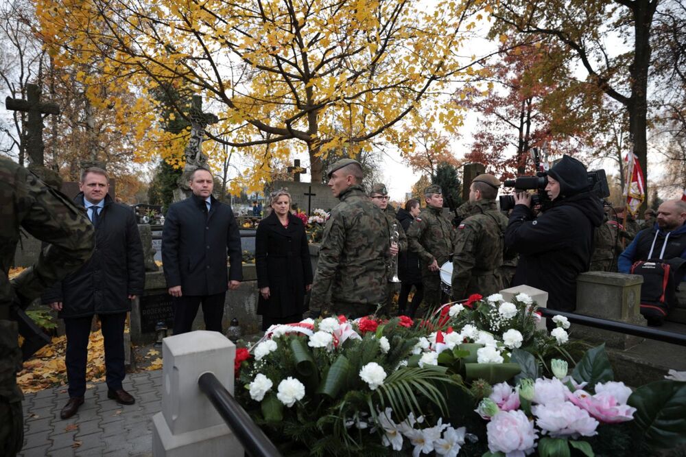 Przy grobach Teresy Grodzińskiej i kpt. Józefa Marjańskiego na cmentarzu przy ul. Limanowskiego w Radomiu – 26 października 2021. Fot. Mikołaj Bujak (IPN)