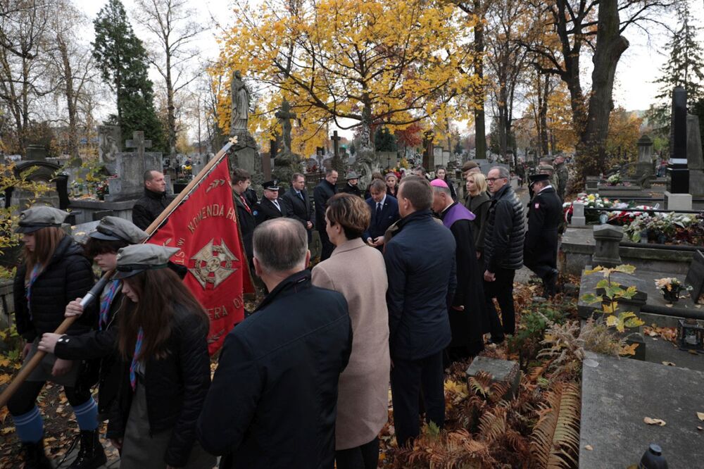 Przy grobach Teresy Grodzińskiej i kpt. Józefa Marjańskiego na cmentarzu przy ul. Limanowskiego w Radomiu – 26 października 2021. Fot. Mikołaj Bujak (IPN)
