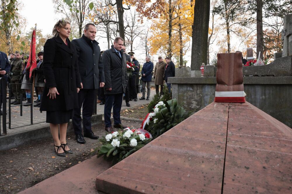 Przy grobie kpt. Józefa Marjańskiego na cmentarzu przy ul. Limanowskiego w Radomiu – 26 października 2021. Fot. Mikołaj Bujak (IPN)