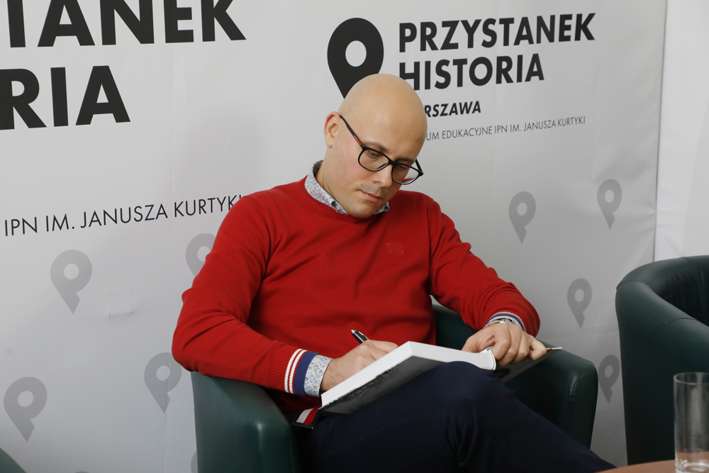 Dr Michał Przeperski podczas dyskusji o jego książce „Mieczysław F. Rakowski. Biografia polityczna” – 26 października 2021. Fot. Piotr Życieński (IPN)