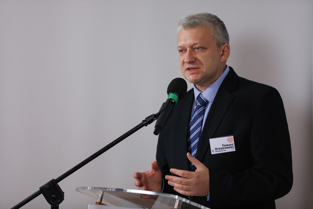 Tomasz Stempowski (AIPN) podczas konferencji „Unboxing obrazów. Wpływ archiwów audiowizualnych i fotograficznych na kulturę” – Warszawa, 27 października 2021. Fot. Mikołaj Bujak (IPN)