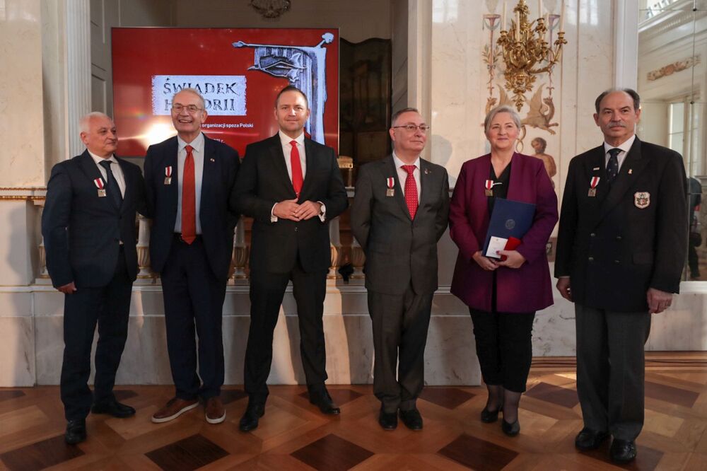 Tegoroczni laureaci w towarzystwie prezesa IPN. Od lewej: Marco Patricelli (Włochy), Dirk Verbeke (Belgia), Gilles Lapers (Belgia), Helena Sołtys (USA), Andrzej Ruta (Kanada) – Warszawa, 27 października 2021. Fot. Mikołaj Bujak (IPN)