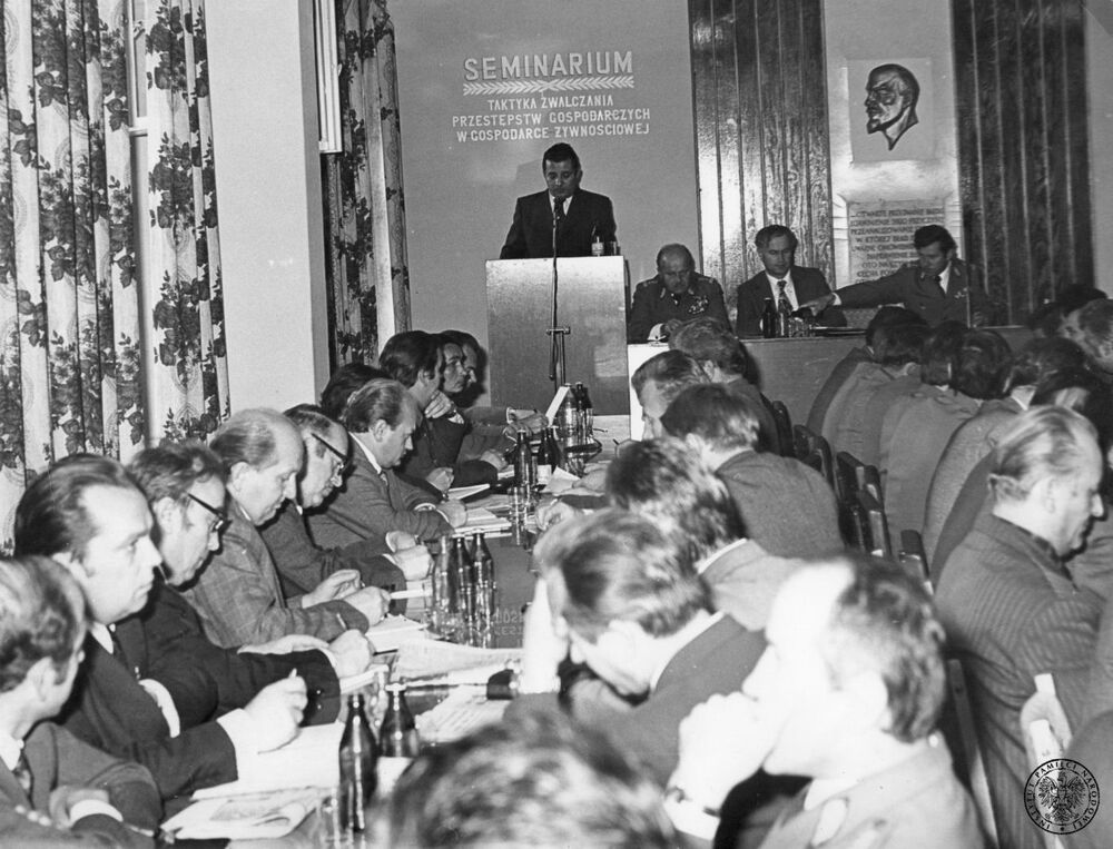 Seminarium w siedzibie WUSW w Szczecinie poświęcone „taktyce zwalczania przestępstw gospodarczych w gospodarce żywnościowej”, lata 70. XX w. Fot. z zasobu IPN