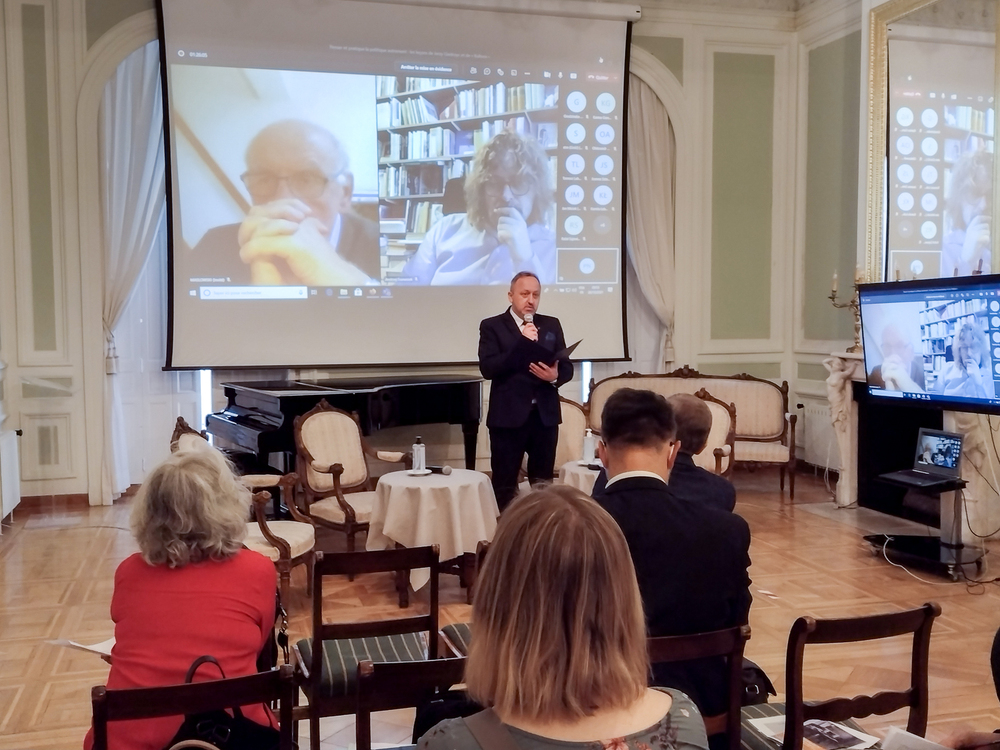 Dr hab. Karol Polejowski, zastępca prezesa IPN, podczas międzynarodowej konferencji naukowej „Myśleć i praktykować politykę inaczej: lekcje Jerzego Giedroycia i »Kultury« paryskiej..." – Paryż, 28 października 2021. Fot. Paweł Libera (IPN)