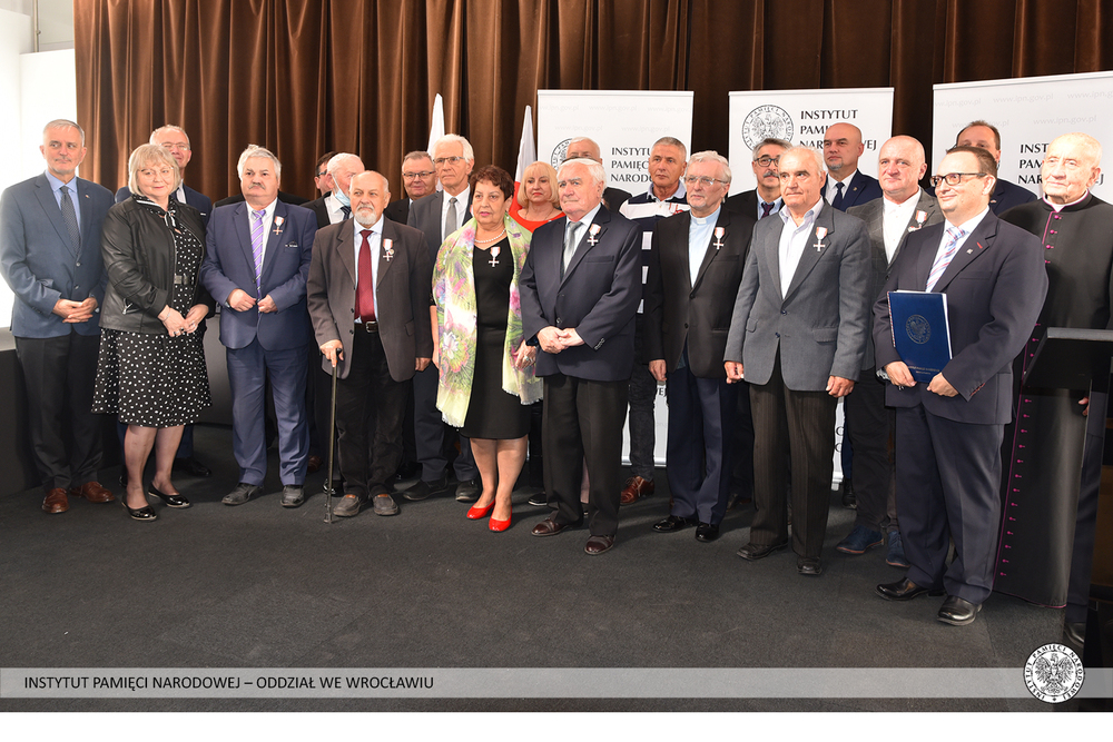 Uroczyste wręczenie Krzyży Wolności i Solidarności działaczom opozycji antykomunistycznej – Wałbrzych, 29 października 2021. Fot. Adam Pacześniak (IPN)