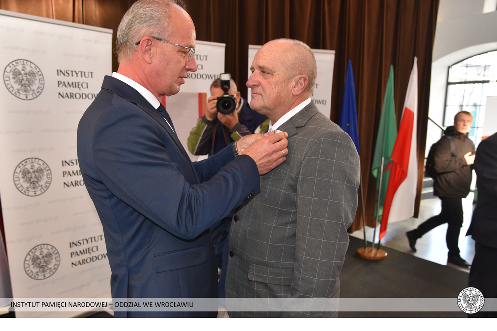 Uroczyste wręczenie Krzyży Wolności i Solidarności działaczom opozycji antykomunistycznej – Wałbrzych, 29 października 2021. Fot. Adam Pacześniak (IPN)