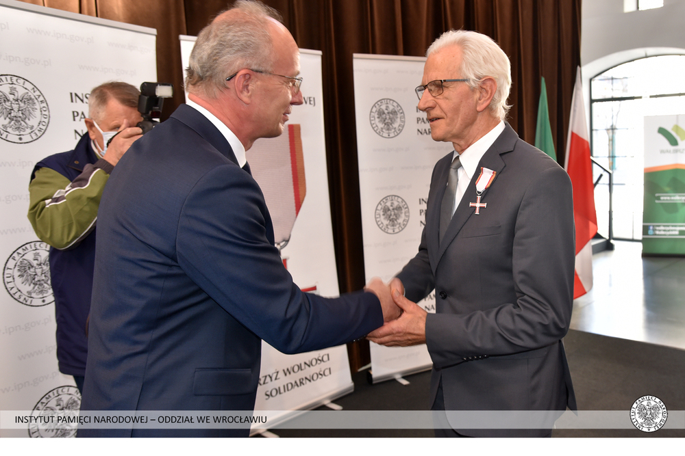 Uroczyste wręczenie Krzyży Wolności i Solidarności działaczom opozycji antykomunistycznej – Wałbrzych, 29 października 2021. Fot. Adam Pacześniak (IPN)