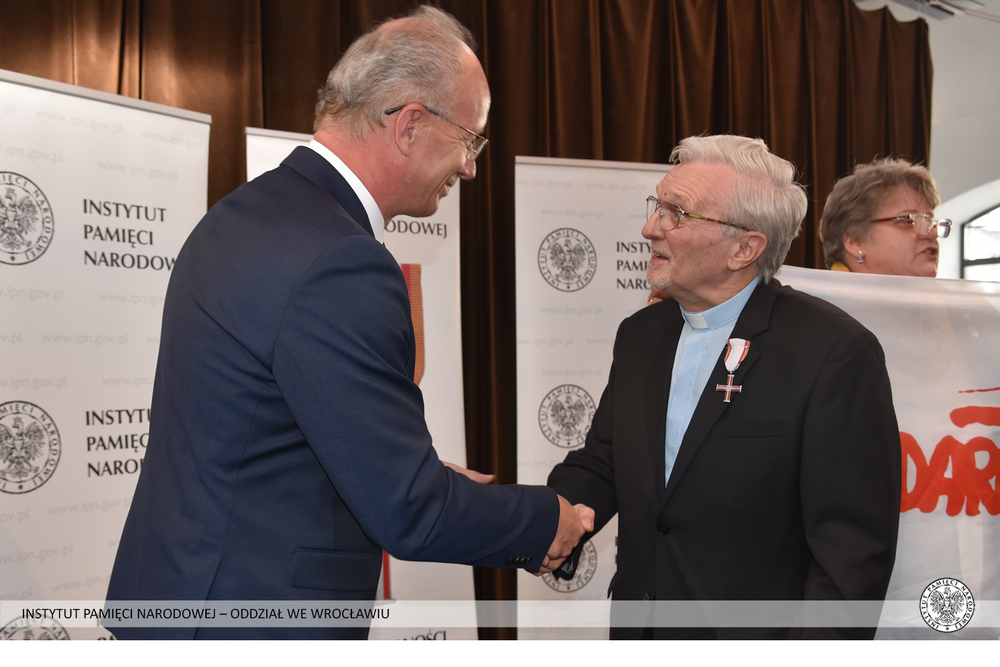 Uroczyste wręczenie Krzyży Wolności i Solidarności działaczom opozycji antykomunistycznej – Wałbrzych, 29 października 2021. Fot. Adam Pacześniak (IPN)