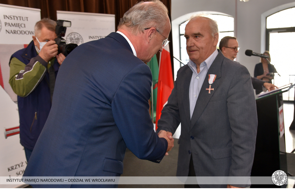 Uroczyste wręczenie Krzyży Wolności i Solidarności działaczom opozycji antykomunistycznej – Wałbrzych, 29 października 2021. Fot. Adam Pacześniak (IPN)