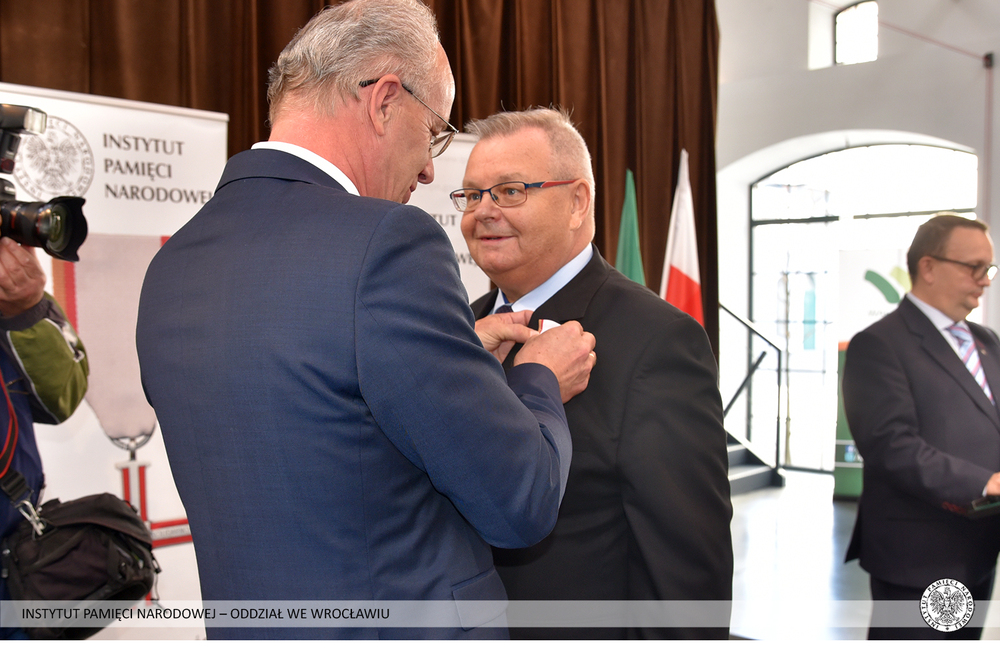 Uroczyste wręczenie Krzyży Wolności i Solidarności działaczom opozycji antykomunistycznej – Wałbrzych, 29 października 2021. Fot. Adam Pacześniak (IPN)