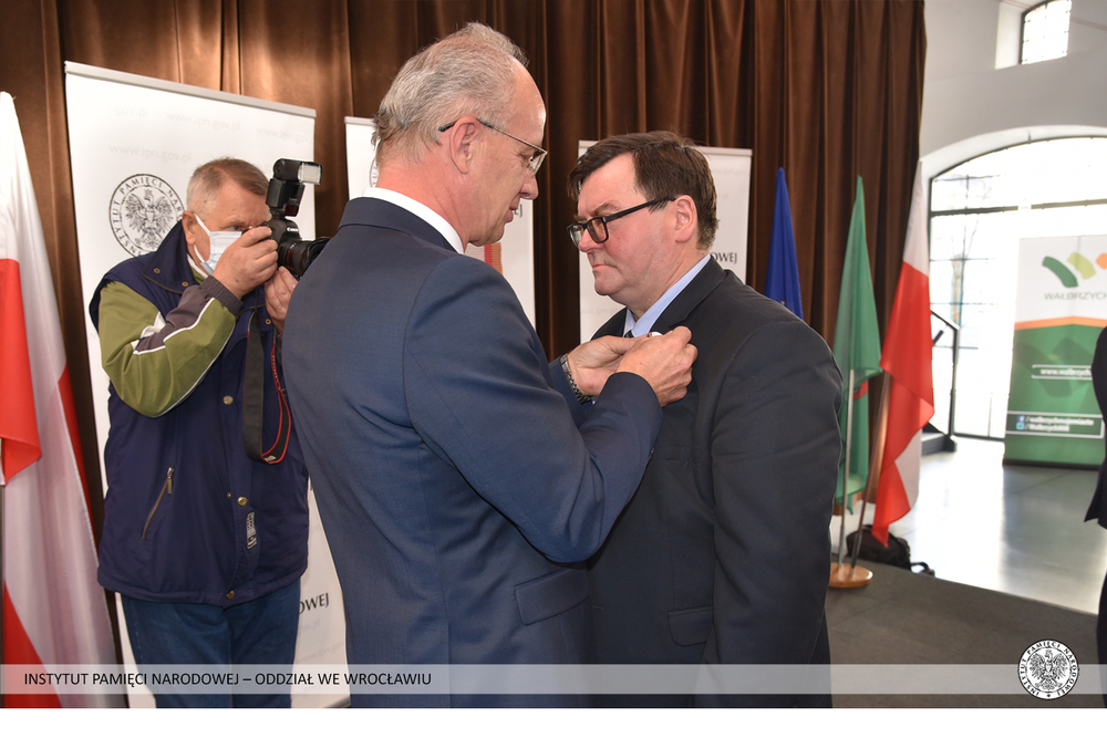 Uroczyste wręczenie Krzyży Wolności i Solidarności działaczom opozycji antykomunistycznej – Wałbrzych, 29 października 2021. Fot. Adam Pacześniak (IPN)