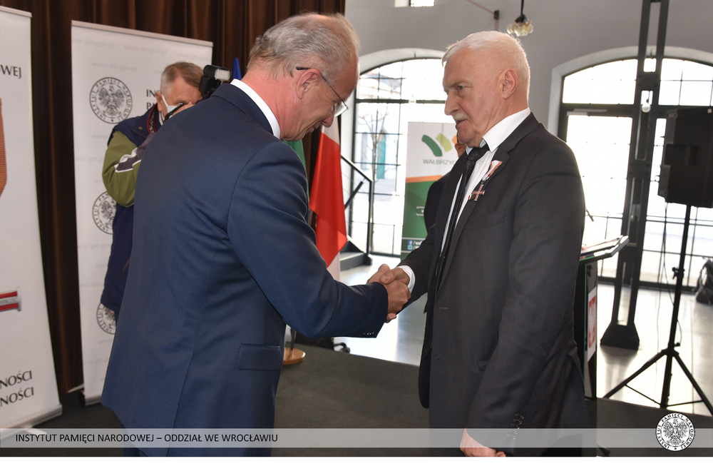 Uroczyste wręczenie Krzyży Wolności i Solidarności działaczom opozycji antykomunistycznej – Wałbrzych, 29 października 2021. Fot. Adam Pacześniak (IPN)