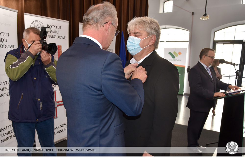Uroczyste wręczenie Krzyży Wolności i Solidarności działaczom opozycji antykomunistycznej – Wałbrzych, 29 października 2021. Fot. Adam Pacześniak (IPN)