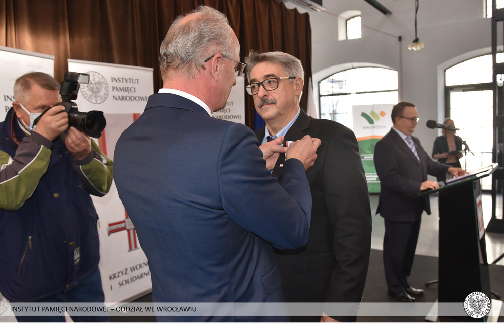 Uroczyste wręczenie Krzyży Wolności i Solidarności działaczom opozycji antykomunistycznej – Wałbrzych, 29 października 2021. Fot. Adam Pacześniak (IPN)
