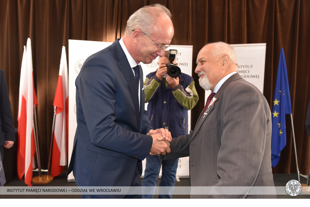 Uroczyste wręczenie Krzyży Wolności i Solidarności działaczom opozycji antykomunistycznej – Wałbrzych, 29 października 2021. Fot. Adam Pacześniak (IPN)