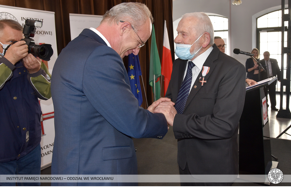 Uroczyste wręczenie Krzyży Wolności i Solidarności działaczom opozycji antykomunistycznej – Wałbrzych, 29 października 2021. Fot. Adam Pacześniak (IPN)