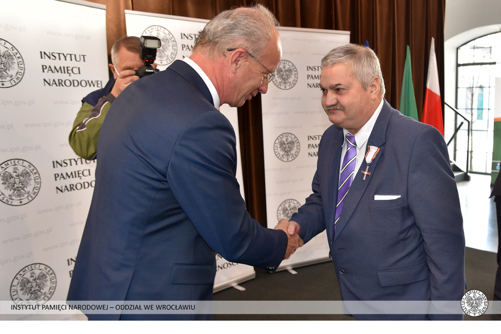 Uroczyste wręczenie Krzyży Wolności i Solidarności działaczom opozycji antykomunistycznej – Wałbrzych, 29 października 2021. Fot. Adam Pacześniak (IPN)