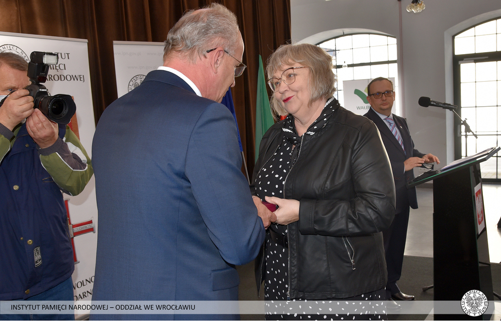 Uroczyste wręczenie Krzyży Wolności i Solidarności działaczom opozycji antykomunistycznej – Wałbrzych, 29 października 2021. Fot. Adam Pacześniak (IPN)