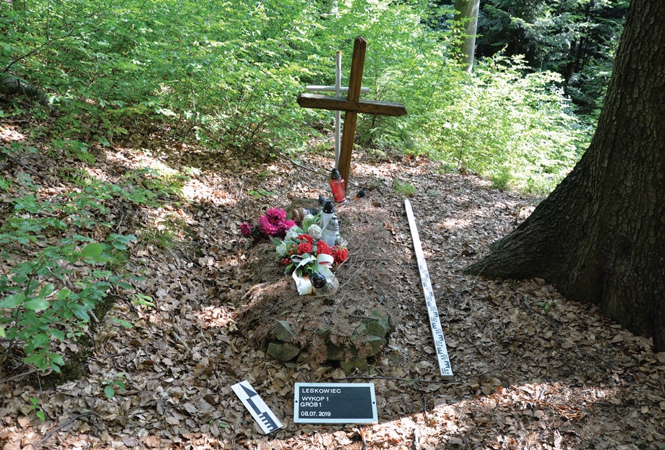 Grób w lesie pod szczytem Leskowiec w Beskidzie Małym przed rozpoczęciem prac poszukiwawczych. Fot. Adrianna Zborowska