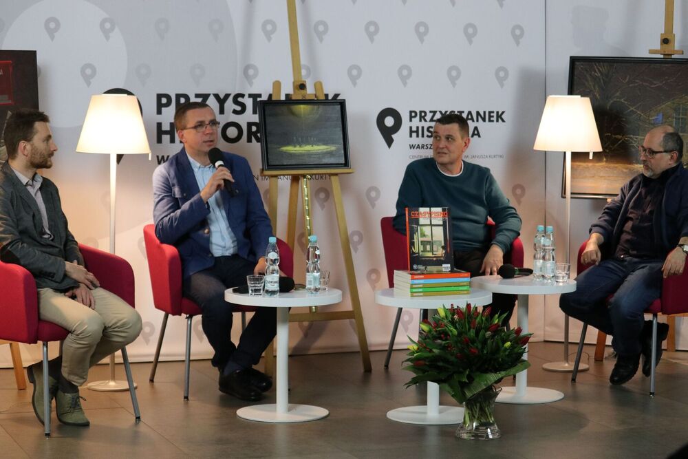 Od lewej: dr Krzysztof Rzeźniczek (ASP Katowice), Rafał Dudkiewicz (Polskie Radio 24), dr hab. Adam Dziuba (OBBH IPN Katowice), Bogusław Tracz (OBBH IPN Katowice). Dyskusja o najnowszym numerze „CzasyPisma” (nr 19) – Warszawa, 3 listopada 2021. Fot. Aleksandra Wierzchowska (IPN)