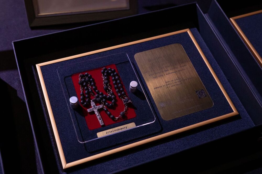 Różaniec należący do Zofii Bieniewskiej, przekazany rodzinie podczas uroczystości w Białymstoku – 4 listopada 2021. Fot. Mikołaj Bujak (IPN)