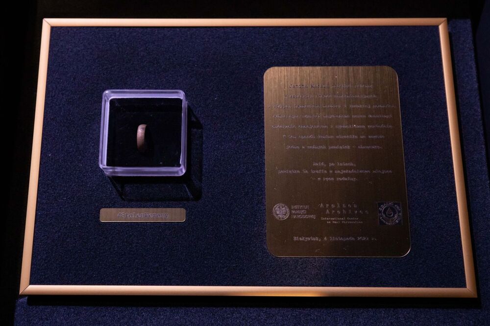 Obrączka Janiny Kacały, przekazana rodzinie podczas uroczystości w Białymstoku – 4 listopada 2021. Fot. Mikołaj Bujak (IPN)